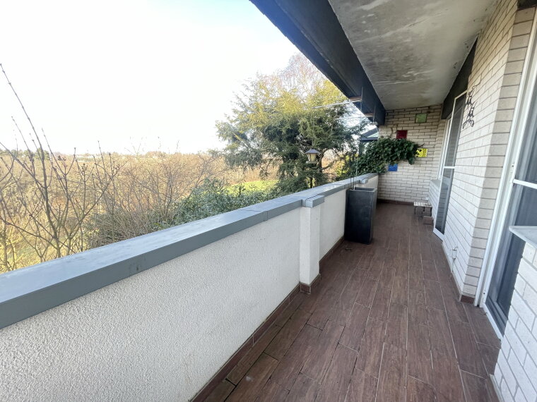 Balkon an Wohnzimmer + Küche