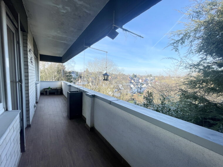 Balkon an Wohnzimmer + Küche