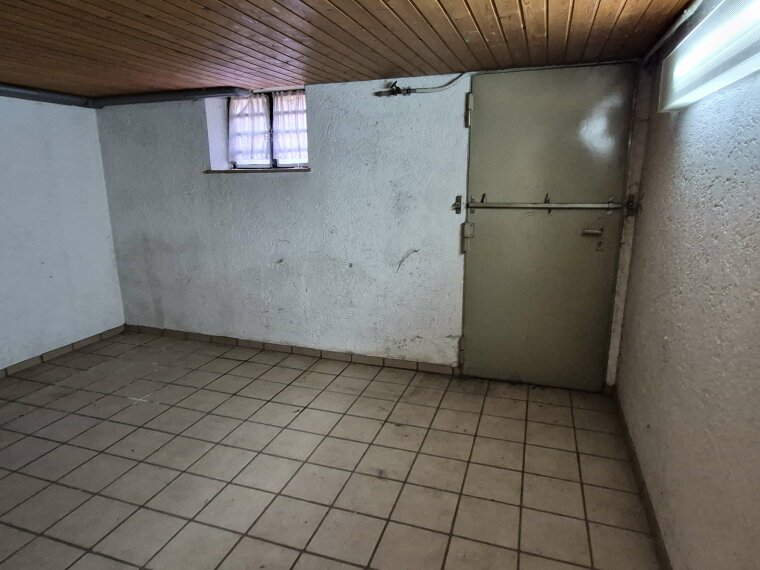 Kellerraum mit Ausgang  Garten